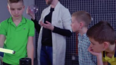 Çocuklar araştırıyor Tesla coil ve lamba popüler bilim ve Teknoloji Müzesi'nde