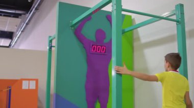 Küçük çocuk üzerinde yatay bar asılı