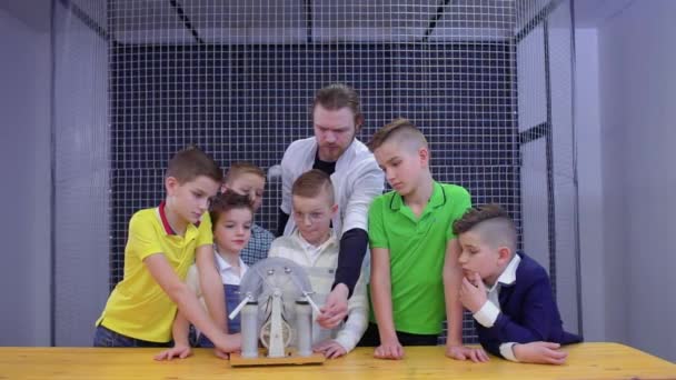 Jungengruppe erkundet Wimshurst-Maschine im Wissenschaftsmuseum — Stockvideo