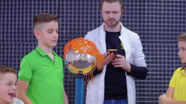 Bambini esplora generatore van de graaff — Video Stock