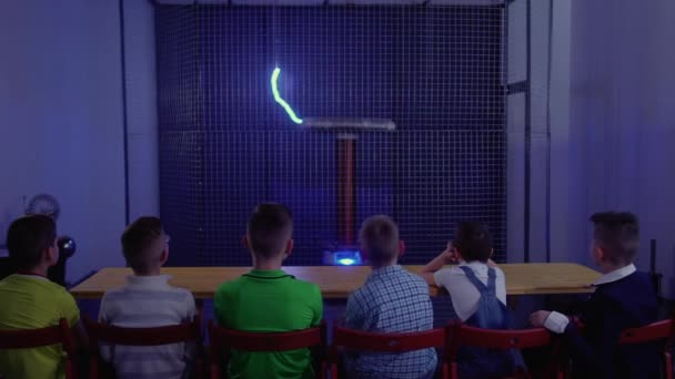 Gruppo di bambini che guardano l'esperimento con la bobina musicale tesla — Video Stock