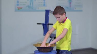 Oğlum yapar su ve bakır kase ile deneme