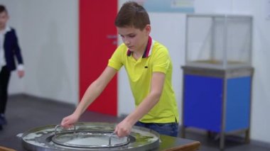Büyük bir kabarcık çocuk yapar