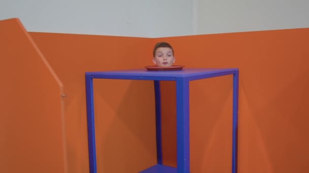 Meninos cabeça dentro do cubo mágico — Vídeo de Stock
