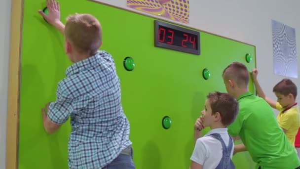 Grupp barn spela reaktionshastigheten i vetenskapliga museum — Stockvideo