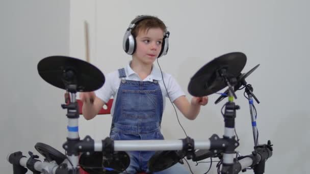 Милий маленький хлопчик грає на барабанах — стокове відео