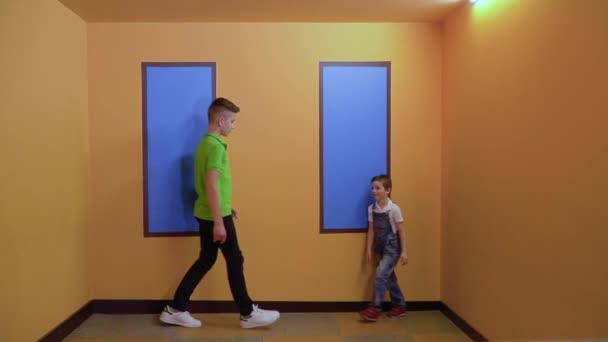 Twee jongens in de kamer van Ames — Stockvideo