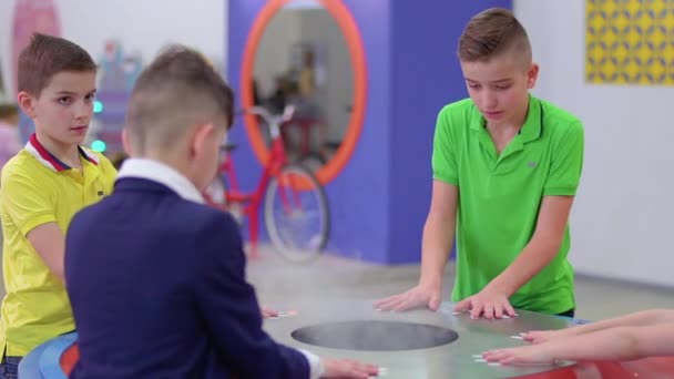 Niños crean nube de vapor en el museo de ciencia y tecnología popular — Vídeos de Stock