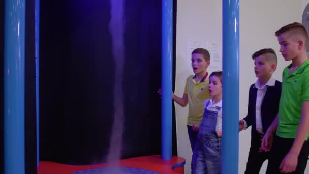 Los niños golpean al tornado artificial en el museo de la ciencia popular — Vídeos de Stock