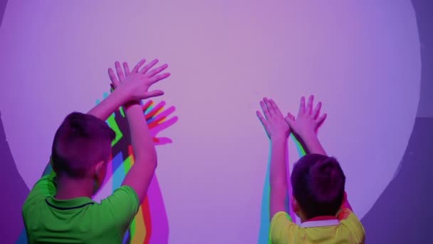 Δύο αγόρια παίζει με πολύχρωμες σκιές — Αρχείο Βίντεο