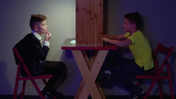 Två pojkar gör kul framför varandra — Stockvideo