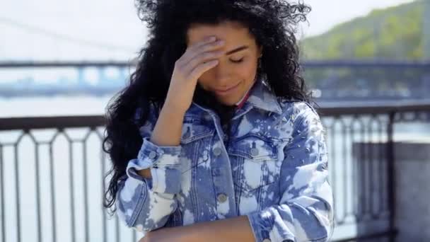 Stijlvolle lachende mooie brunette op de dijk — Stockvideo