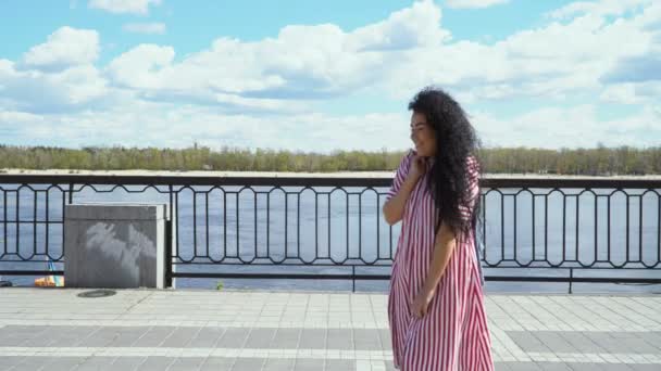 Cute curly brunette at the embankment — Stock Video