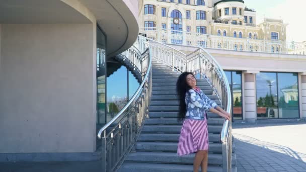 Mujer feliz en la escalera — Vídeo de stock