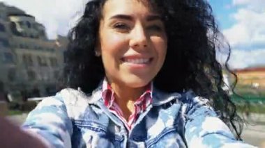 Mutlu kaygısız kadın el ve kendi etrafında dönen kamera tutan