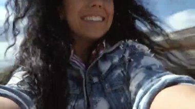 Mutlu esmer kendini elinde kamerayla iplik