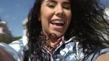 Neşeli esmer elinde kamera ile etrafında iplik