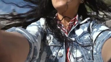 Mutlu esmer kendini elinde kamerayla dönüm