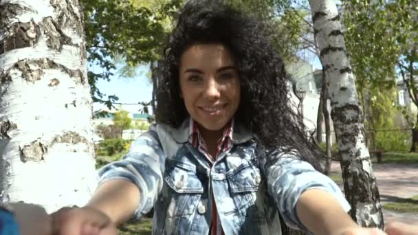 Usměvavá brunetka drží ruce s obsluhou — Stock video
