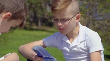 İki kardeş kartları Park çalış