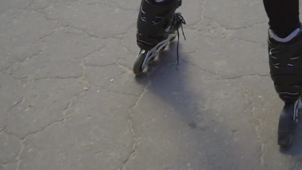 Boy rides on roller skates — Stock Video