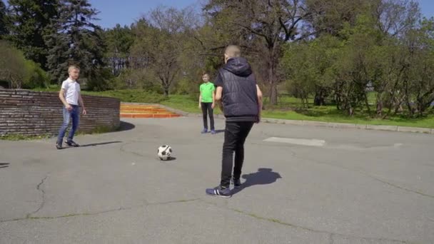 Jongens speelt voetbal in zomer park — Stockvideo