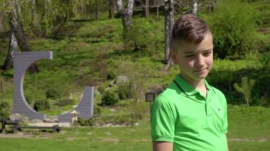Sevimli gülümseyen çocuk portresi