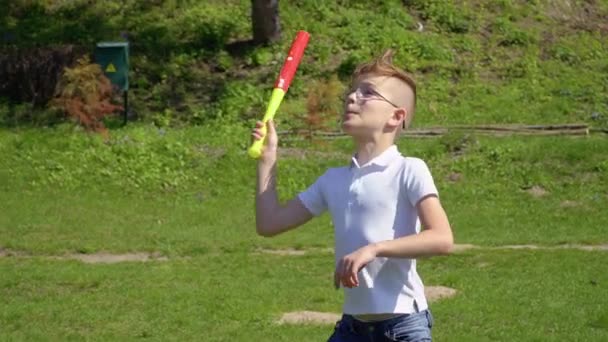 Intento infructuoso de golpear una pelota de béisbol — Vídeos de Stock