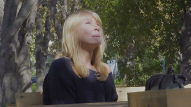 Güzel sarışın park ve kullandığı telefon rahatlatıcı