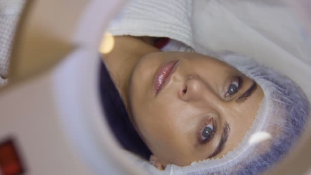 Kosmetolog gäller ögonlapp förbereder klienten förfarande på fransförlängning — Stockvideo