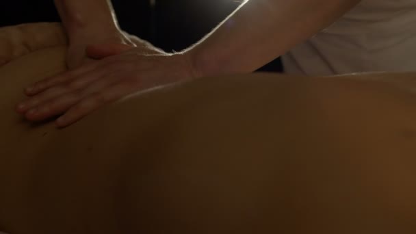 Masseur massages femmes dos — Video