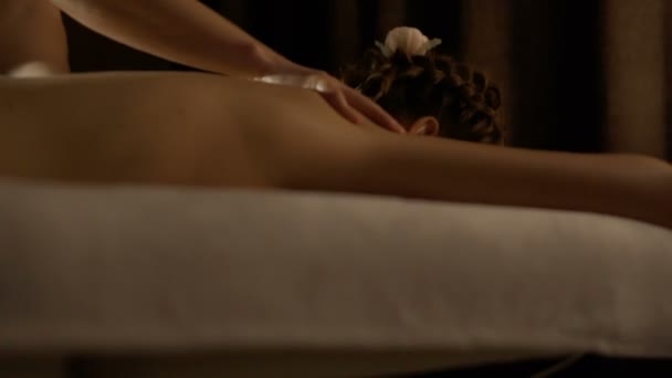 Genç kadın rahatlatıcı spa merkezinde masaj sırasında — Stok video