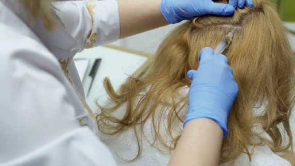 İçine bir saç vitaminler ile enjeksiyon yapma süreci — Stok video