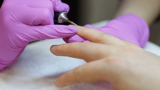 Il padrone fa la manicure per l'uomo in salone — Video Stock