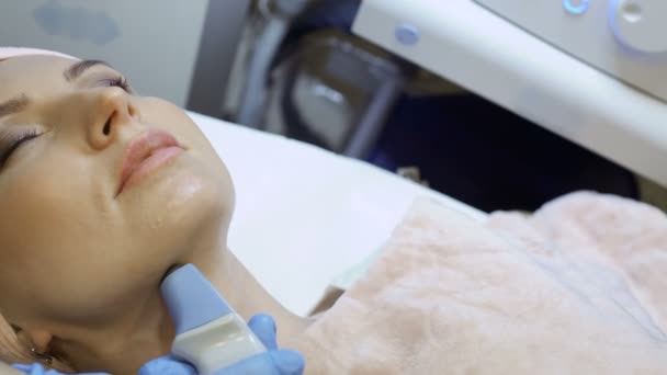 Mujer joven relajarse durante el procedimiento de elevación rf de la barbilla de elevación — Vídeos de Stock