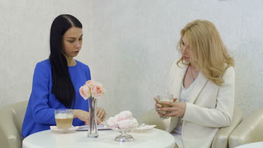 Kafede kahve arası görüşmeler iki iş kadınları kendi yeni proje hakkında