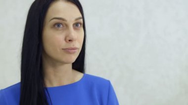 Güzel esmer kahve kafede içecekler.