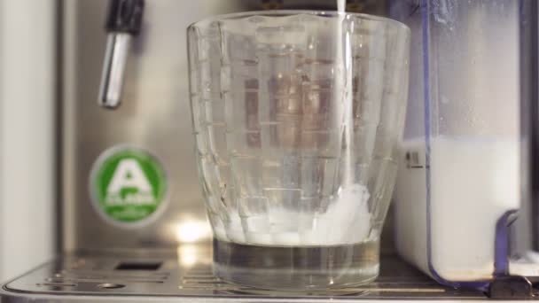 La leche se vierte en un vaso — Vídeos de Stock