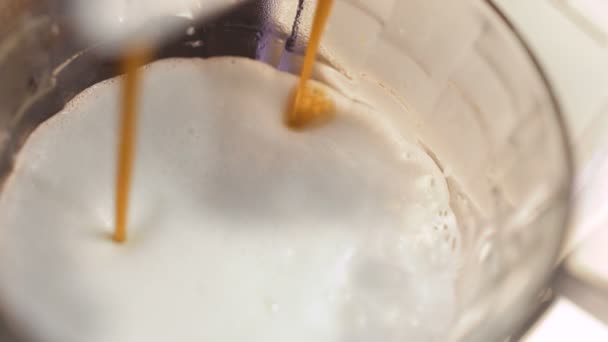 Процес приготування кави з молоком в кавовій машині — стокове відео