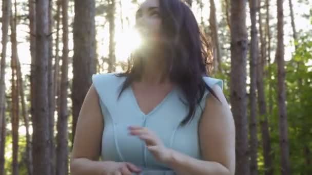 Mulher acena fora de insetos na floresta — Vídeo de Stock
