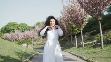 Sakura sokakta park, güzel esmer yürüyüş