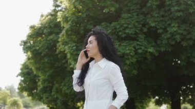Güzel esmer arkadaşı ile yaz Park telefonla konuşuyor