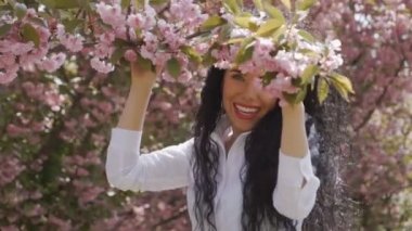 Güzel kadın sahiptir çiçek açan sakura