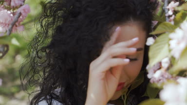 Pembe çiçekler güzel esmer portresi