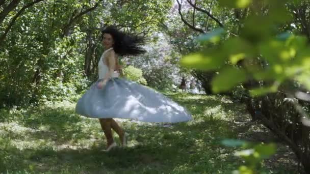 Šťastná žena bezstarostné otáčení kolem sebe v zahradě — Stock video
