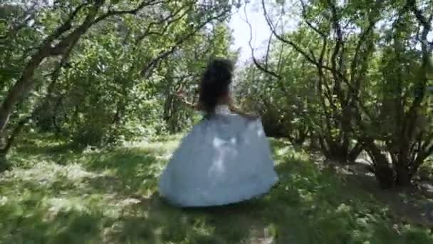 Belle femme tenant pomme à la main courir dans un jardin, Blanche Neige conte de fées — Video