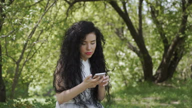 Güzel esmer telefon yaz bahçesinde arkadaşlarıyla sohbet