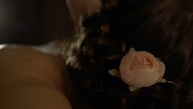 Genç kadın relax Masaj Terapisi sırasında