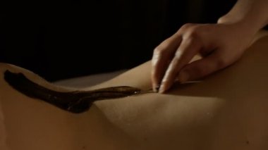 Masör yapar çamur yağı ile masaj