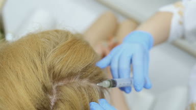 Doktor hyaluronik asit kafa deri altına enjekte eder.